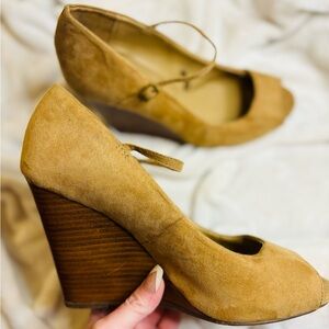 Express Camel Tan Suede Leather Lace Wedge Heels Size 9